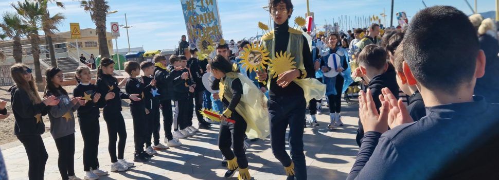 L’alumnat del col·legi Baix Maestrat desfila pel passeig de Vinaròs