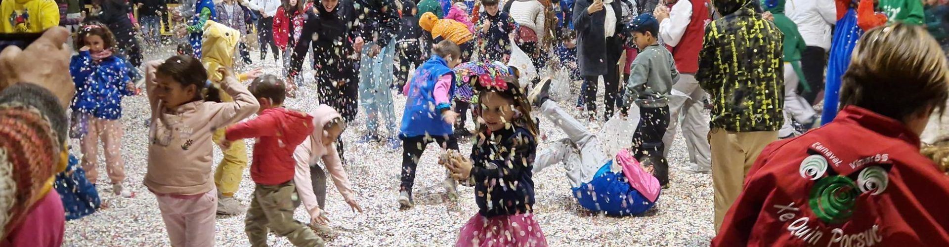 La gran batalla de confeti, en fotos i vídeos