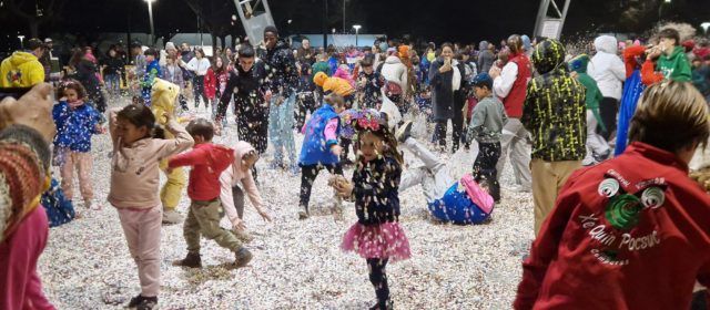 La gran batalla de confeti, en fotos i vídeos