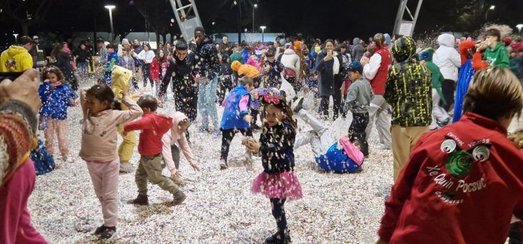 La gran batalla de confeti, en fotos i vídeos