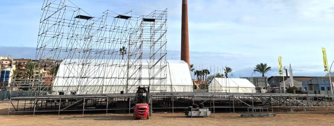 Comença el muntatge de la gala de reines i reis del Carnaval 2025