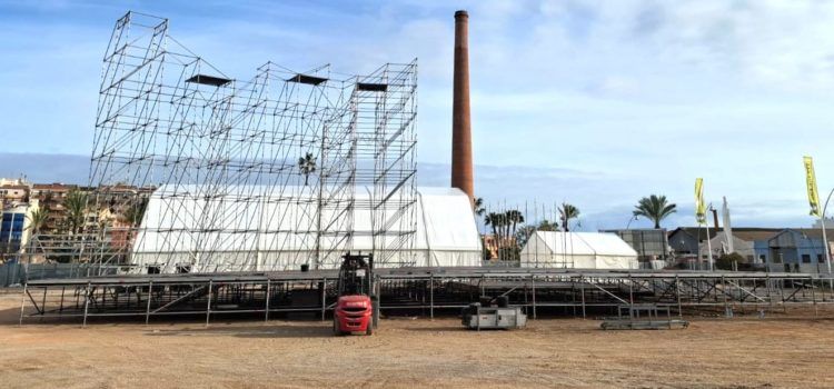 Comença el muntatge de la gala de reines i reis del Carnaval 2025