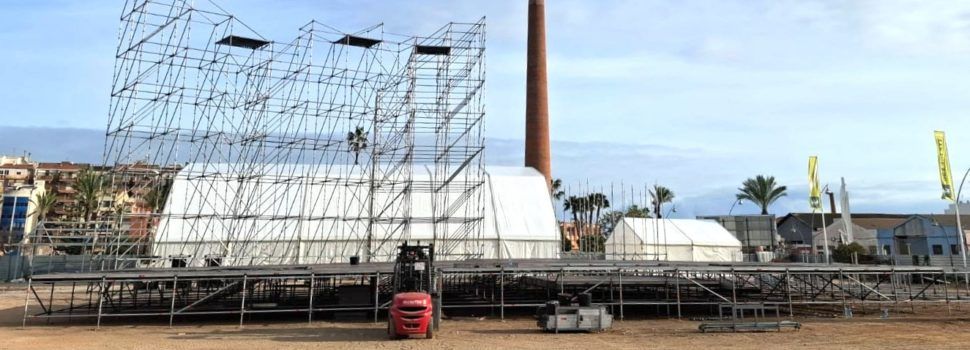 Comença el muntatge de la gala de reines i reis del Carnaval 2025