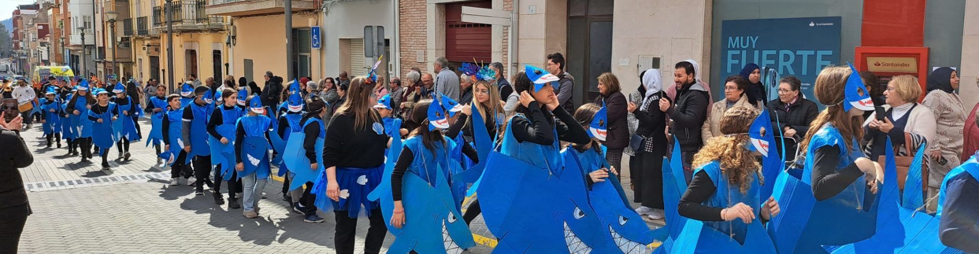 La desfilada del CEIP Lo Campanar i la Unitat de Respir obri el Carnaval d’Alcalà
