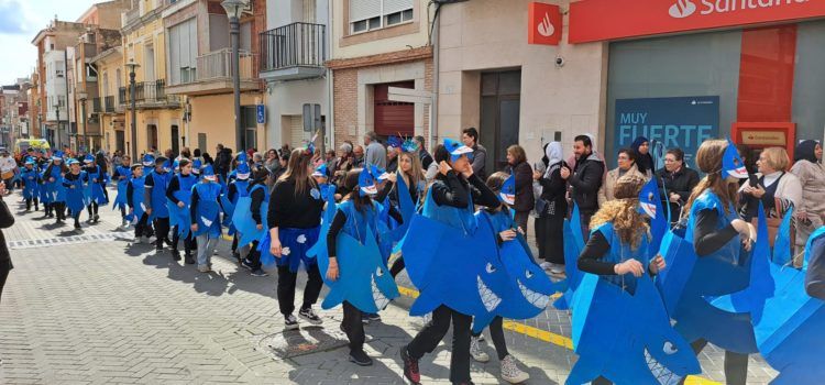 La desfilada del CEIP Lo Campanar i la Unitat de Respir obri el Carnaval d’Alcalà