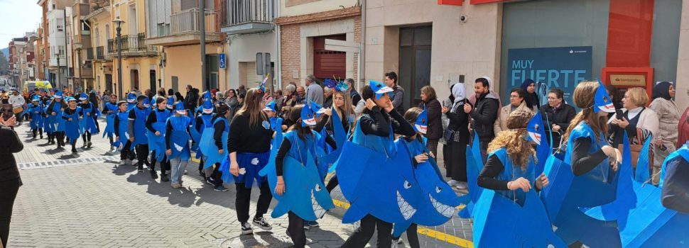 La desfilada del CEIP Lo Campanar i la Unitat de Respir obri el Carnaval d’Alcalà