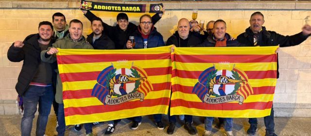 La Penya Addictes Barça de Vinaròs, en el partit de Mestalla contra el València