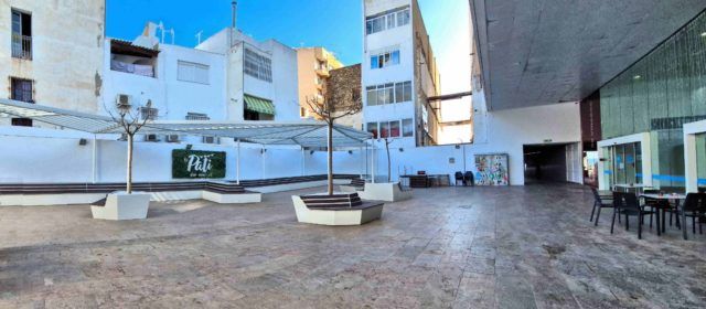 El pati del mercat estrena pèrgola