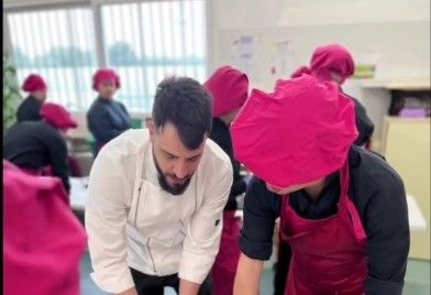 El xef Rubén Miralles, amb l’alumnat de cuina del CEE Baix Maestrat