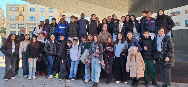 Alumnat de l’IES Leopoldo Querol assisteix a una funció de teatre en francés