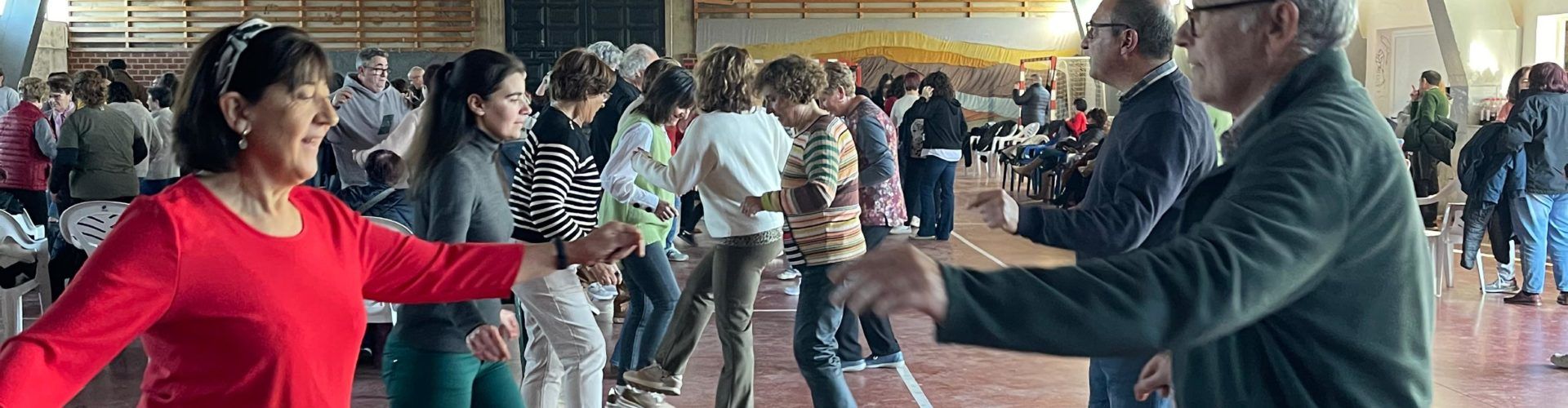 Més de 200 persones ballen el ‘Bureo de l’Oferta’ d’Albocàsser