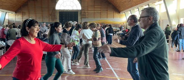 Més de 200 persones ballen el ‘Bureo de l’Oferta’ d’Albocàsser