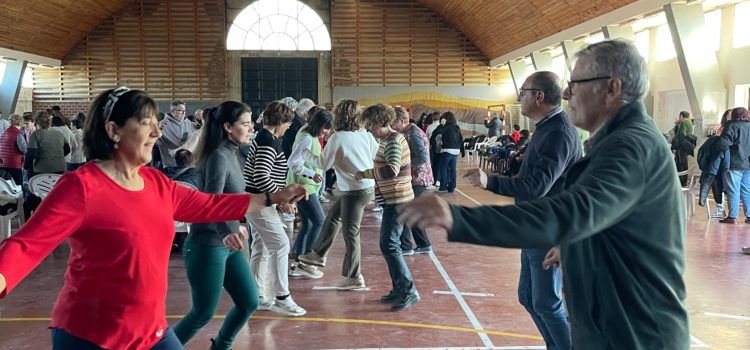 Més de 200 persones ballen el ‘Bureo de l’Oferta’ d’Albocàsser