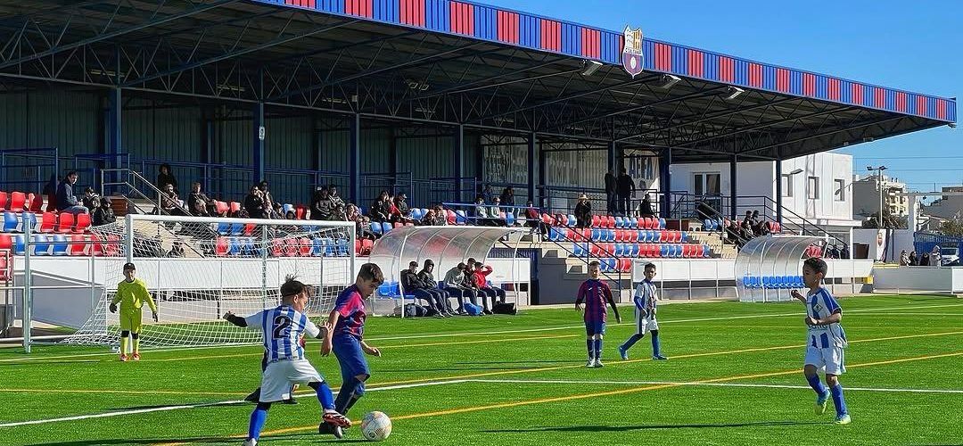 Alcanar estrena el nou camp de gespa artificial a la Fanecada