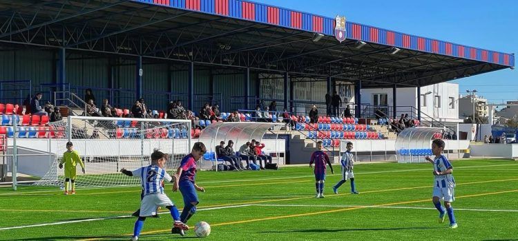 Alcanar estrena el nou camp de gespa artificial a la Fanecada