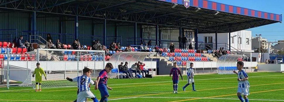 Alcanar estrena el nou camp de gespa artificial a la Fanecada