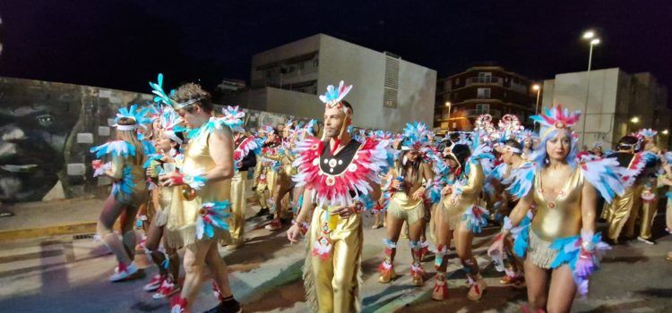 La primera gran desfilada de Carnaval, en vídeos i fotos