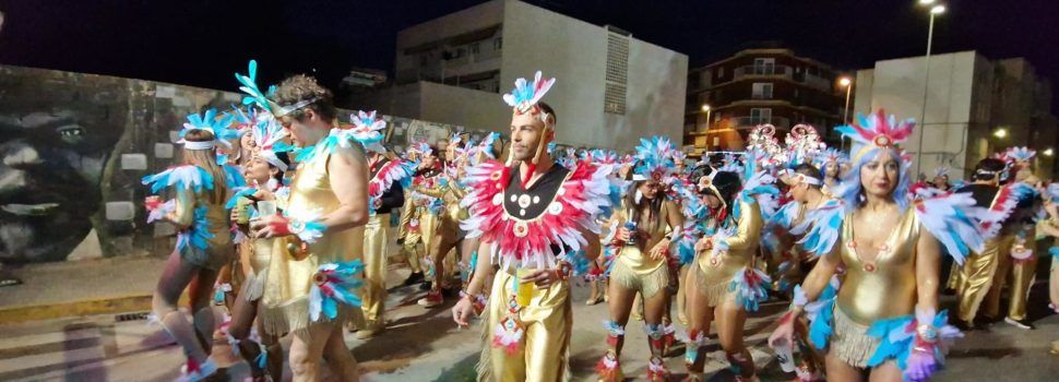La primera gran desfilada de Carnaval, en vídeos i fotos