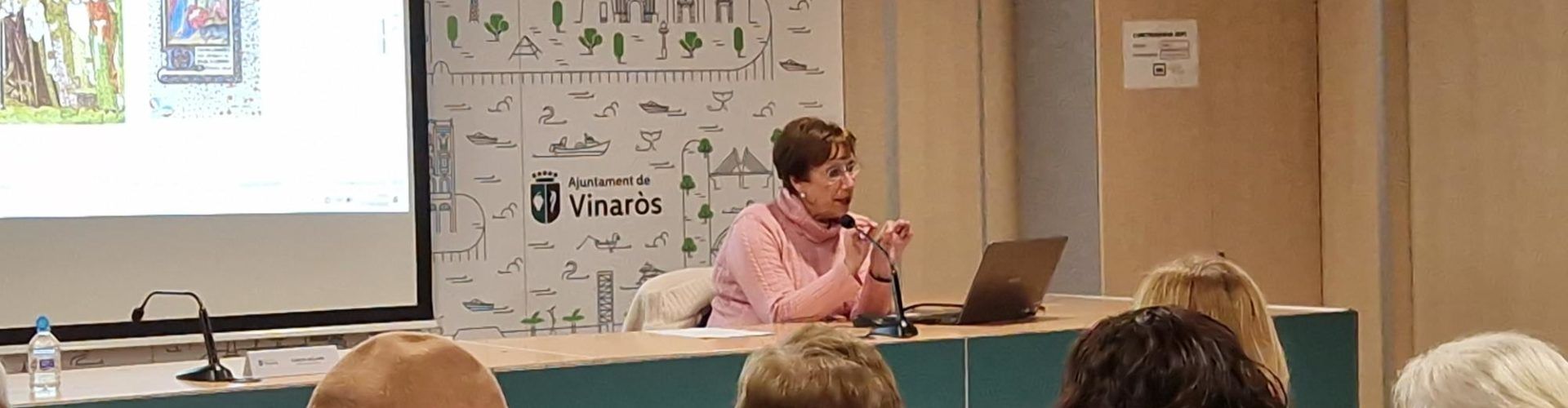 Conferència sobre l’evolució de la moda femenina al llarg del temps per Conxa Solans