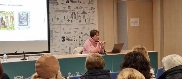 Conferència sobre l’evolució de la moda femenina al llarg del temps per Conxa Solans