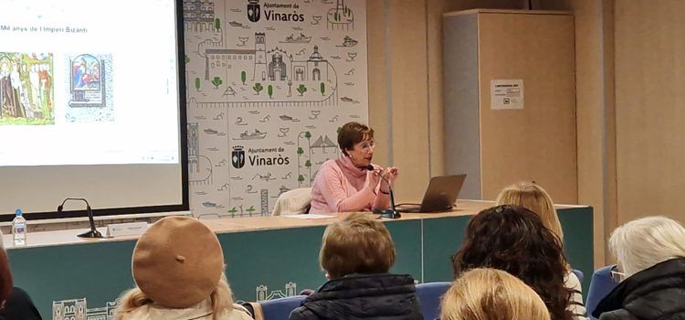 Conferència sobre l’evolució de la moda femenina al llarg del temps per Conxa Solans