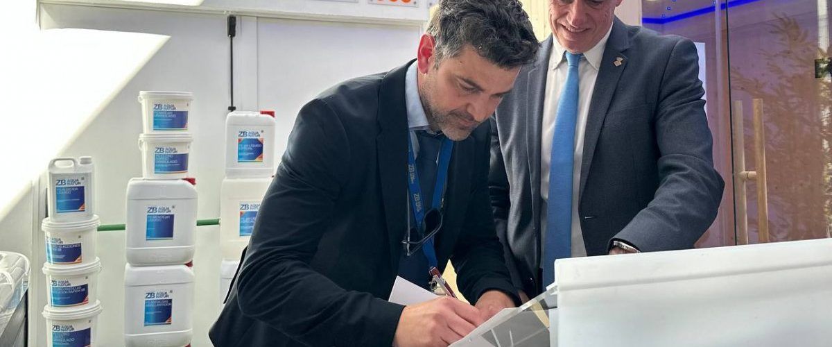 L’Ajuntament signa un compromís amb Zona de Baño per potenciar Amposta com a eix estratègic en el sector de les piscines