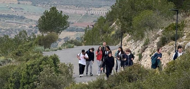 Alumnat de 1 d’ESO de l’IES Leopoldo Querol fan senderisme per la Serra d’Irta