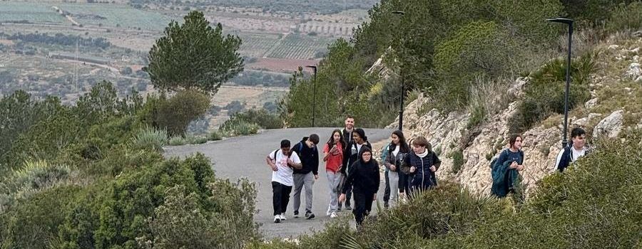 Alumnat de 1 d’ESO de l’IES Leopoldo Querol fan senderisme per la Serra d’Irta