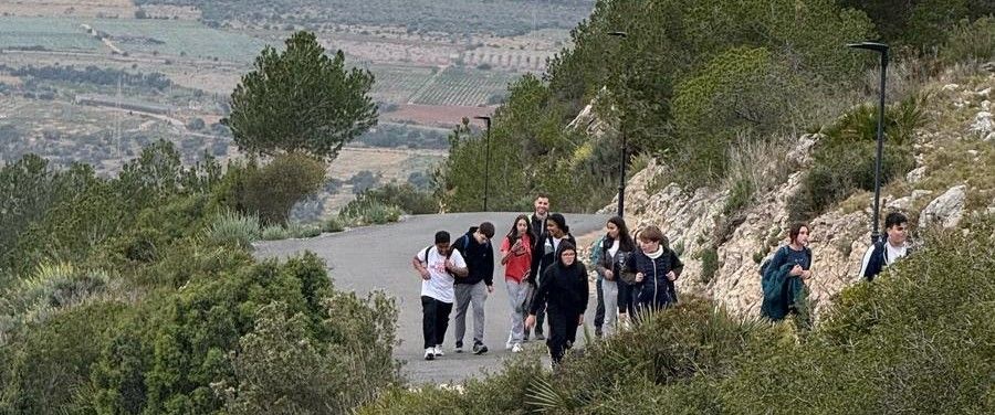 Alumnat de 1 d’ESO de l’IES Leopoldo Querol fan senderisme per la Serra d’Irta