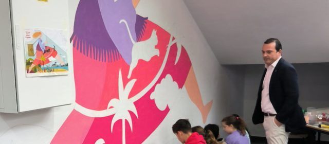 Les i els escolars de Peníscola participen en la realització d’una pintura mural, aquest mes, amb motiu del Dia Internacional de la Dona