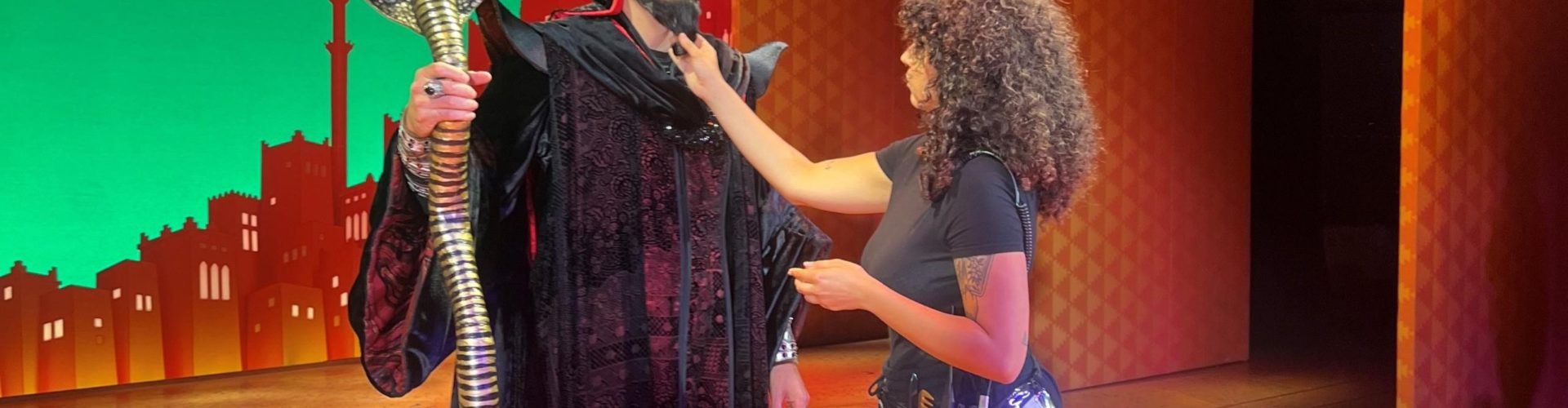 Una vinarossenca, Yasmín Ratali, pentinant i maquillant als grans musicals de Madrid