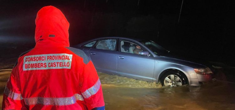 Un total de doce actuaciones de los bomberos ayer por las lluvias