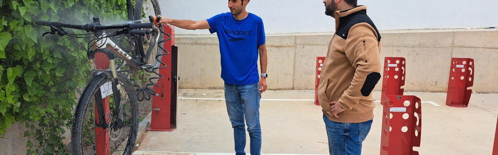 Alcossebre posa en marxa la nova instal·lació per a càrrega, manteniment i neteja de bicicletes