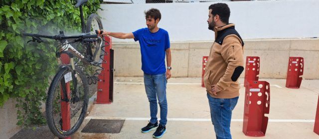 Alcossebre posa en marxa la nova instal·lació per a càrrega, manteniment i neteja de bicicletes