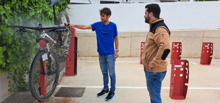 Alcossebre posa en marxa la nova instal·lació per a càrrega, manteniment i neteja de bicicletes
