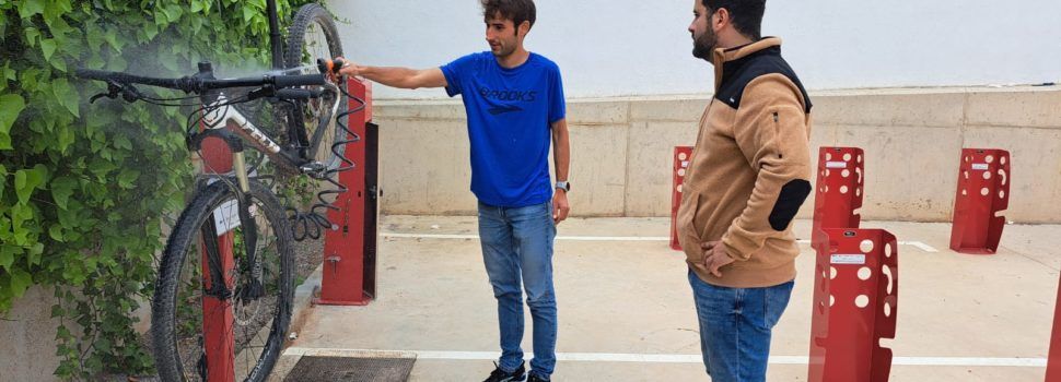 Alcossebre posa en marxa la nova instal·lació per a càrrega, manteniment i neteja de bicicletes