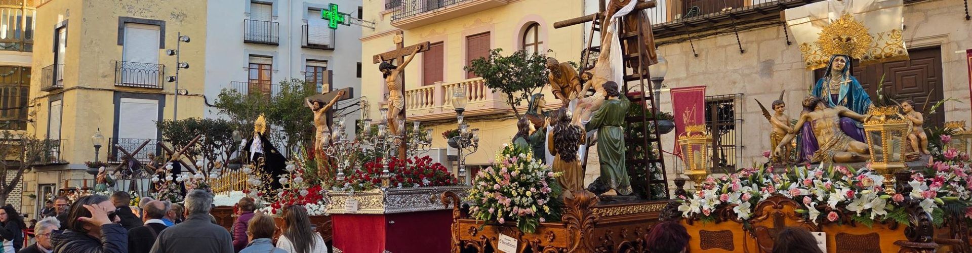 Els passos de Setmana Santa, exposats a la plaça Parroquial