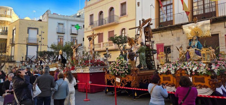 Els passos de Setmana Santa, exposats a la plaça Parroquial