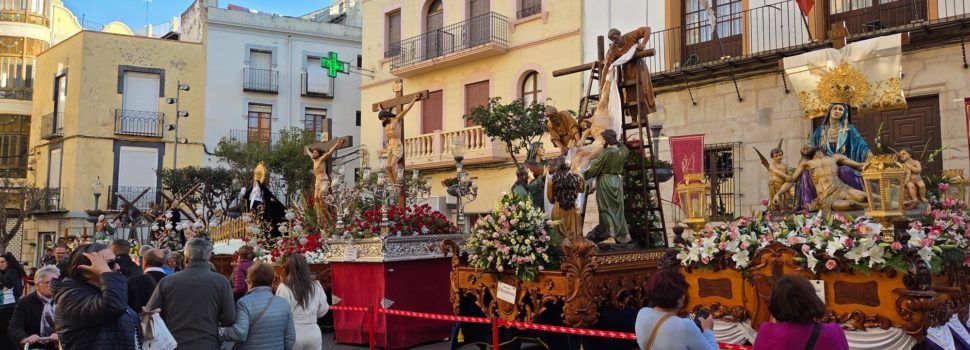 Els passos de Setmana Santa, exposats a la plaça Parroquial