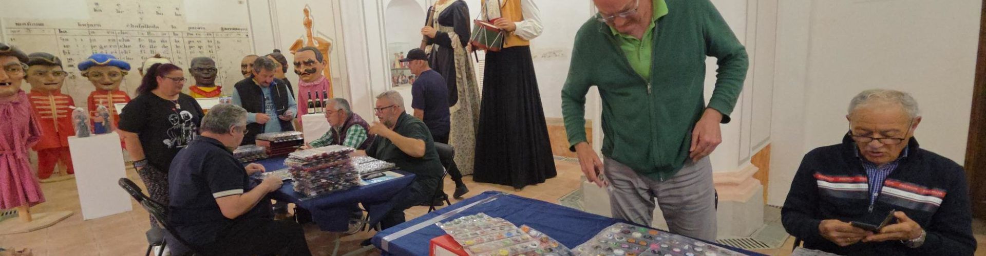 Nova trobada d’intercanvi de plaques de cava a la casa dels Nanos i Gegants
