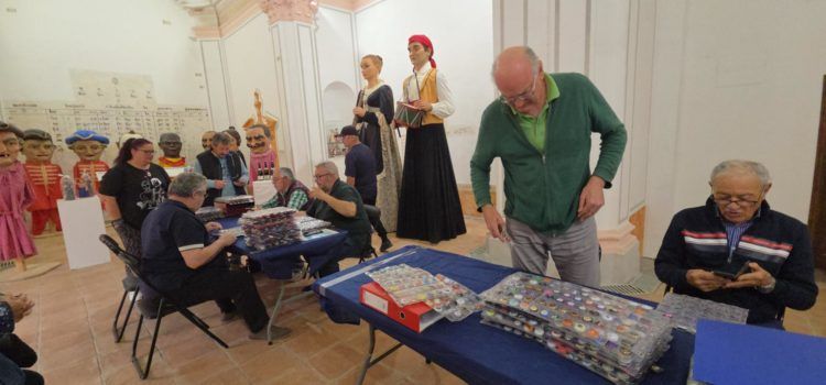 Nova trobada d’intercanvi de plaques de cava a la casa dels Nanos i Gegants
