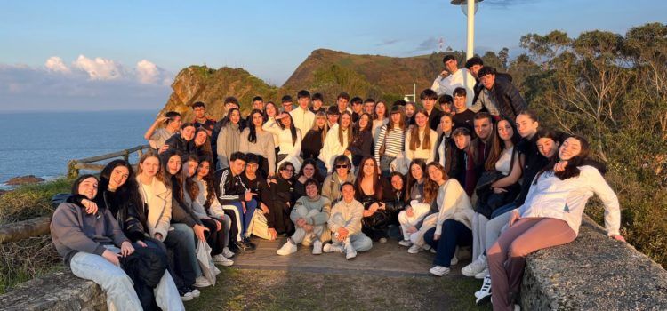 L’alumnat de 4art d’ESO del Leopoldo Querol celebra el final d’una etapa a Astúries