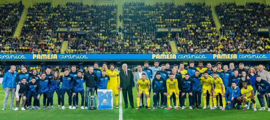 El Servigroup Peñíscola FS recibe el homenaje del Villarreal CF