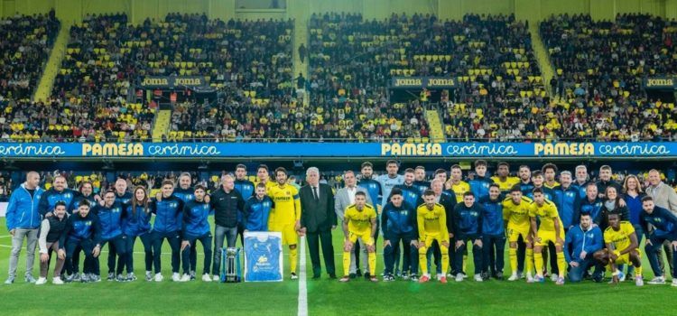 El Servigroup Peñíscola FS recibe el homenaje del Villarreal CF