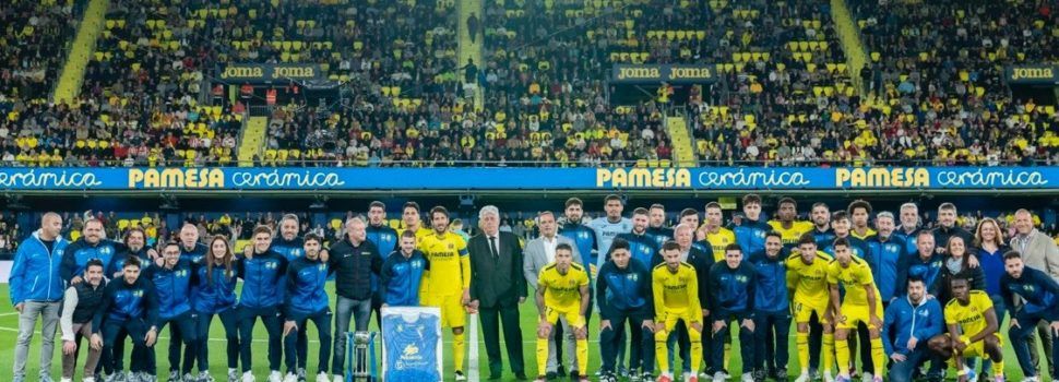 El Servigroup Peñíscola FS recibe el homenaje del Villarreal CF