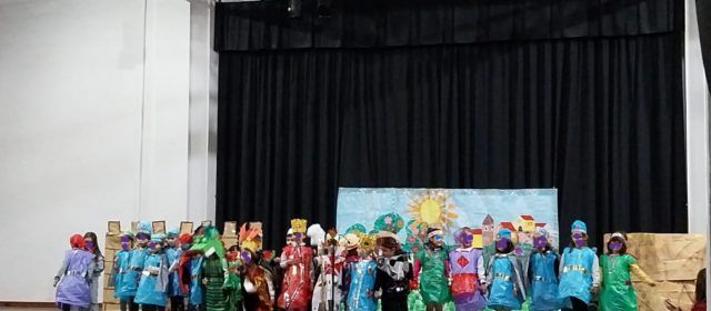 L’alumnat de P5 de l’Assumpció representa la funció de Sant Jordi