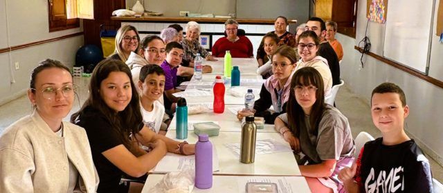 Els escolars de Canet lo Roig intercanvien records amb els usuaris de la Unitat de Respir