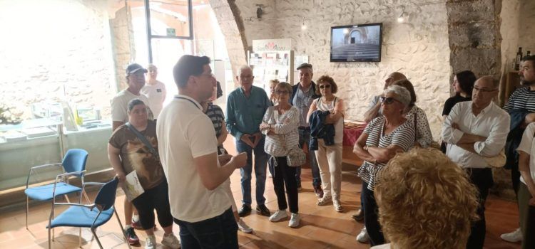 “Amics de Vinaròs” visita Sant Mateu en la primera sortida cultural després de la pandèmia