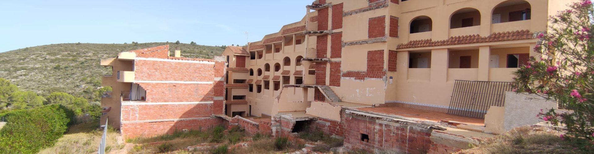 La jueza requiere como investigados al Ayuntamiento de Peñíscola y al Colegio de Arquitectos de Castellón por el edificio que se derrumbó en 2021
