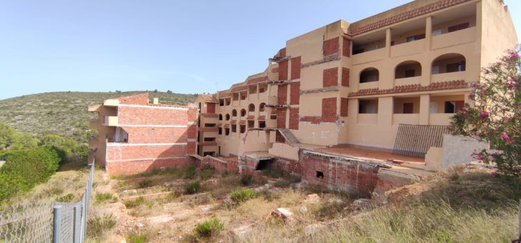 La jueza requiere como investigados al Ayuntamiento de Peñíscola y al Colegio de Arquitectos de Castellón por el edificio que se derrumbó en 2021